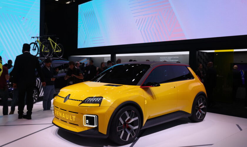 « Ce virage total, il faut maintenant le réussir » : au Salon de l’auto à Paris, Renault joue gros