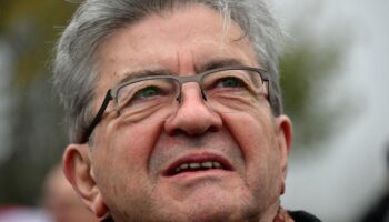 «C’est ça la solution» : en cas de censure, Mélenchon exhorte Macron à démissionner s’il refuse de nommer Castets à Matignon