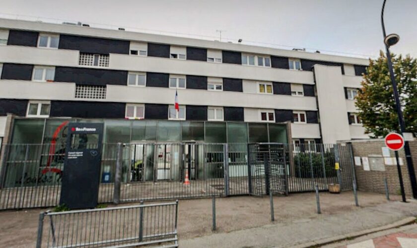 Champigny : un enseignant qui séparait deux lycéens bagarreurs frappé et insulté