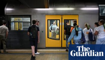 Chaotic Sydney train shutdown averted after eleventh hour crisis talks with union