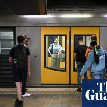 Chaotic Sydney train shutdown averted after eleventh hour crisis talks with union