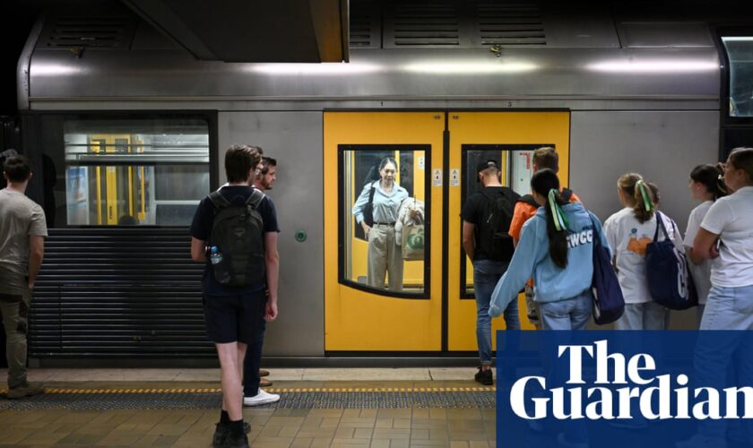 Chaotic Sydney train shutdown averted after eleventh hour crisis talks with union