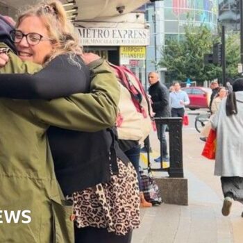 Charity worker helps woman find dad after 30 years