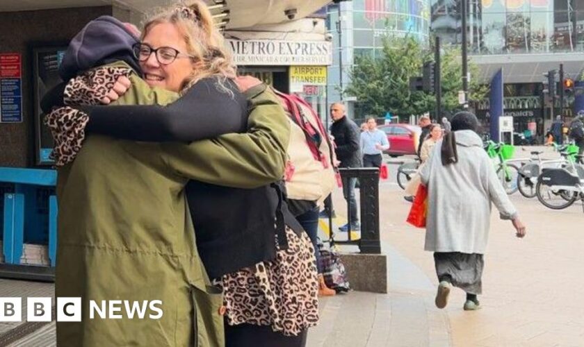 Charity worker helps woman find dad after 30 years