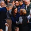 Chiva recibe entre aplausos a los Reyes durante su nueva visita a la 'zona cero' de la DANA