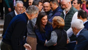 Chiva recibe entre aplausos a los Reyes durante su nueva visita a la 'zona cero' de la DANA