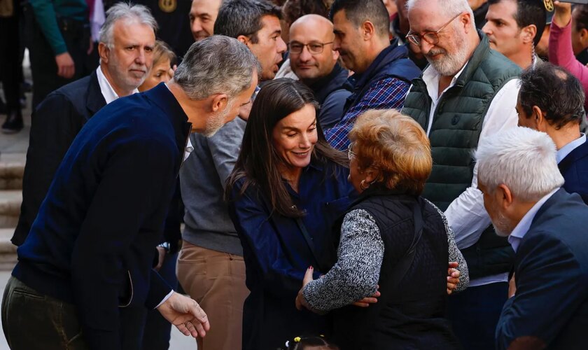 Chiva recibe entre aplausos a los Reyes durante su nueva visita a la 'zona cero' de la DANA