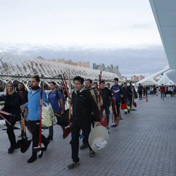 Cientos de valencianos se unen a una cacerolada para mostrar su descontento con la gestión de la DANA