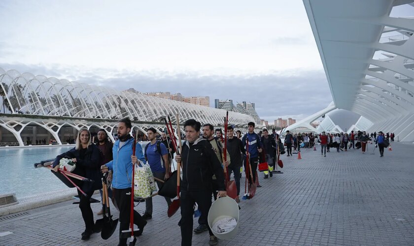 Cientos de valencianos se unen a una cacerolada para mostrar su descontento con la gestión de la DANA