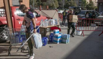 Colas ante el Parque de Bomberos de Córdoba para ayudar a los damnificados de la DANA en Valencia