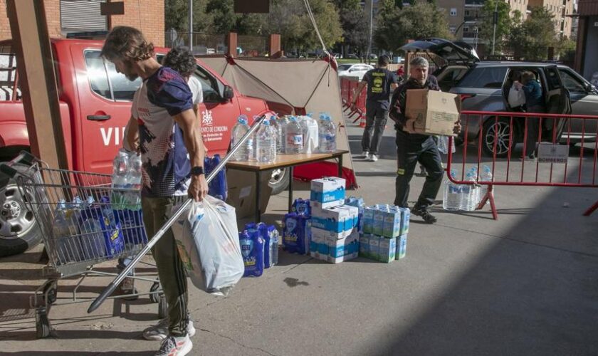 Colas ante el Parque de Bomberos de Córdoba para ayudar a los damnificados de la DANA en Valencia