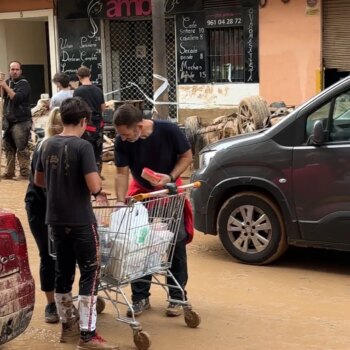 Colegio La Fila, epicentro de la ayuda en Alfafar: "Llevo 72 horas sin dormir"