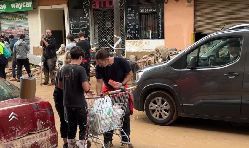 Colegio La Fila, epicentro de la ayuda en Alfafar: "Llevo 72 horas sin dormir"