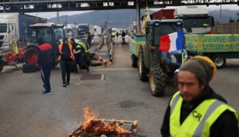 Colère des agriculteurs : des préfectures, poids lourds et plateformes logistiques ciblés par les manifestants