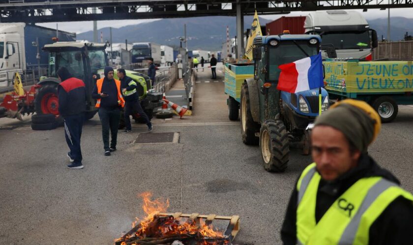 Colère des agriculteurs : des préfectures, poids lourds et plateformes logistiques ciblés par les manifestants