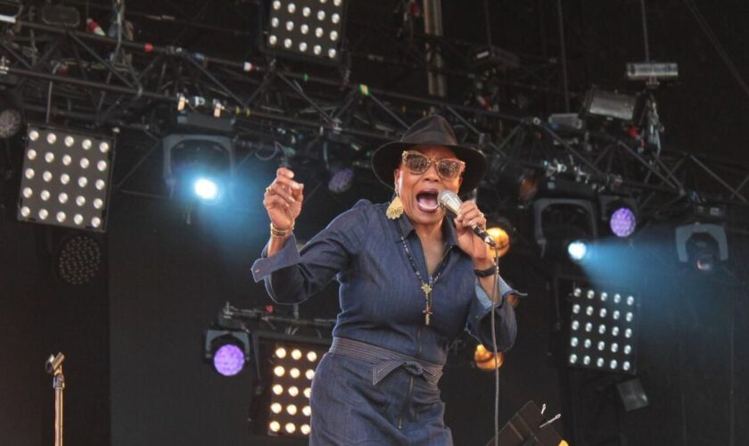 Courbevoie : le concert de Dee Dee Bridgewater interrompu… à cause d’un keffieh sur la scène