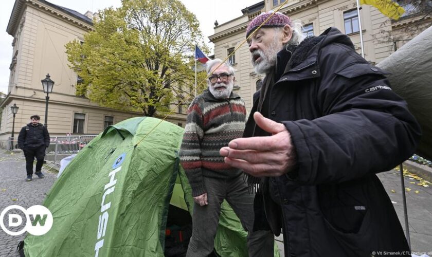 Czech Republic raises pensions for former dissidents