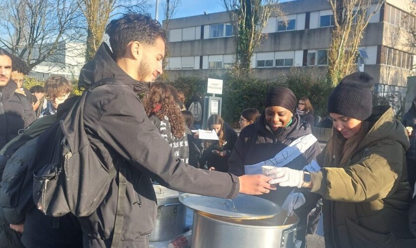 Dans ce lycée des Mureaux, une soupe populaire pour protester contre les « conditions indignes » de la cantine