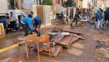 Dans la région de Valence, on tente de relever la tête après les inondations : « Des gens vont et viennent, comme des zombies »