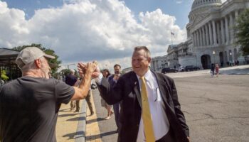 Dans le Montana, la défaite annoncée du sénateur Jon Tester achève la rupture entre l'Amérique rurale et les Démocrates