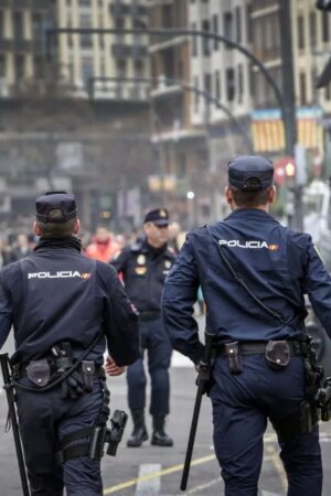 Detenido un joven de 19 años por herir a tres personas, a dos de ellas de gravedad, para atracarles en Valencia