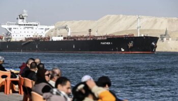 Diecisiete desaparecidos tras naufragar un barco turístico en Egipto