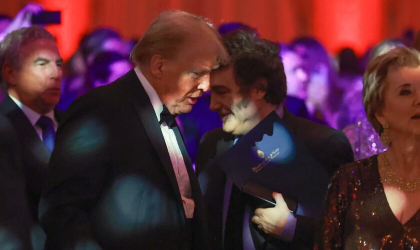 Donald Trump y Javier Milei se elogian mutuamente en una gala de un foro de conservadores en Mar-a-Lago