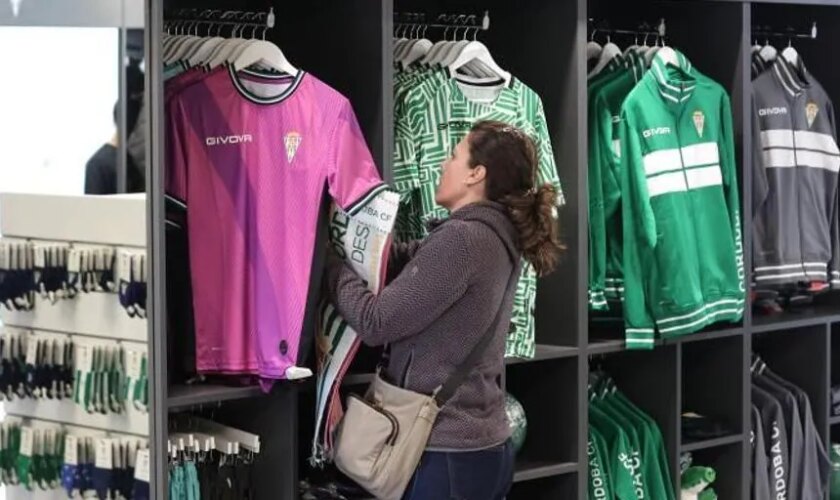 El Córdoba CF se une al Black Friday con 72 horas de ofertas en su tienda