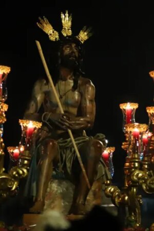 El Señor de Coronación resplandece recién restaurado por Cristo Rey en Córdoba