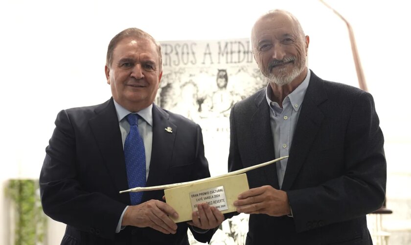 El homenaje del Café Varela con la XIV edición de su premio a Arturo Pérez-Reverte