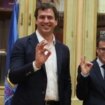 El líder del PSOE de Extremadura creó la plaza para el hermano de Pedro Sánchez seis días después de rechazar contratar más personal: "Me parece que pedís mucho"