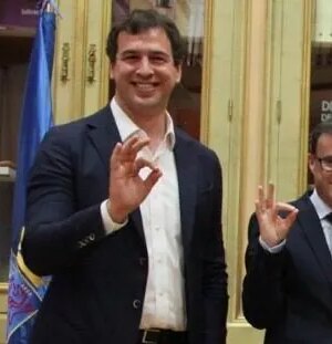 El líder del PSOE de Extremadura creó la plaza para el hermano de Pedro Sánchez seis días después de rechazar contratar más personal: "Me parece que pedís mucho"