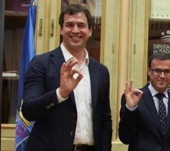 El líder del PSOE de Extremadura creó la plaza para el hermano de Pedro Sánchez seis días después de rechazar contratar más personal: "Me parece que pedís mucho"