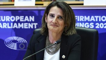 El último trance de la comisaria Ribera: asediada por el PP en Madrid antes de ser avalada en Europa con la extrema derecha