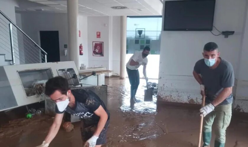 El ultrafondista que achica barro de día y corre 30 kilómetros de noche en un polígono de Valencia