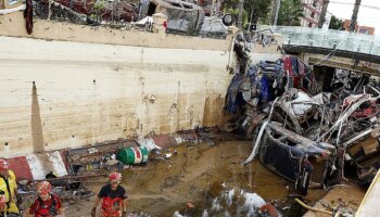 En la boca del túnel 'negro' de Benetússer a Alfafar donde los bomberos cruzan los dedos cien veces coche a coche