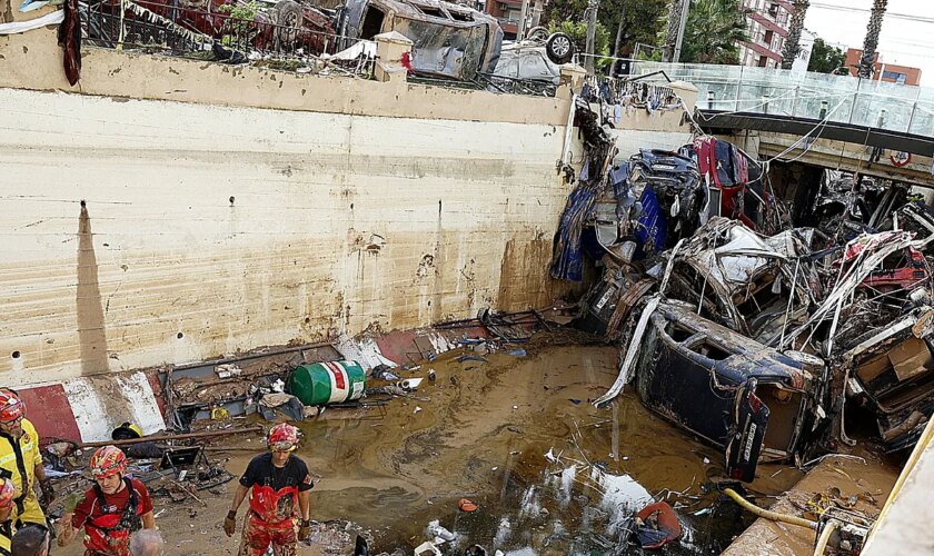 En la boca del túnel 'negro' de Benetússer a Alfafar donde los bomberos cruzan los dedos cien veces coche a coche