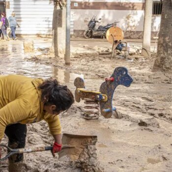 Esperanza bajo el lodo en Masanasa: la pala de Jasma y los arroces de Neftalí