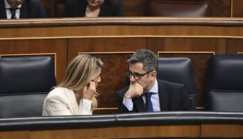 Esperpento y "secuestro" hasta la madrugada en el Congreso para revivir el plan fiscal de Sánchez