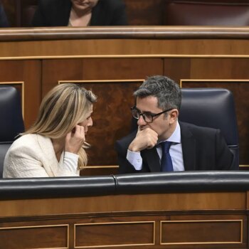 Esperpento y "secuestro" hasta la madrugada en el Congreso para revivir el plan fiscal de Sánchez