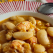 Fabes con gambones con guarnición de tomate aliñado