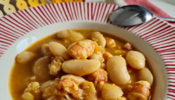 Fabes con gambones con guarnición de tomate aliñado