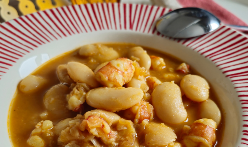 Fabes con gambones con guarnición de tomate aliñado