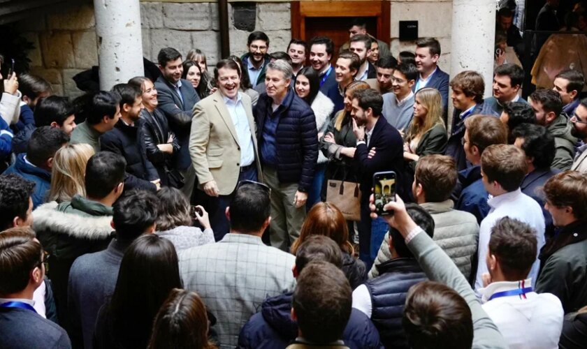 Feijóo y Mañueco, de aperitivo con jóvenes alcaldes y concejales de Valladolid