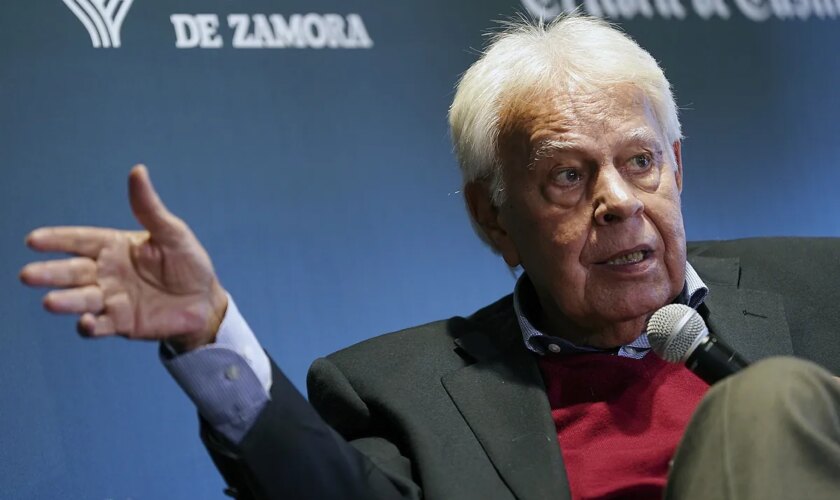 Felipe González carga contra Sánchez por su gestión de la DANA: "Yo no habría dicho que me pidan lo que necesiten"