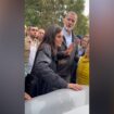 Felipe VI da explicaciones a los ciudadanos que se encaran con él en Paiporta: "Hay gente muerta ahí, tío"