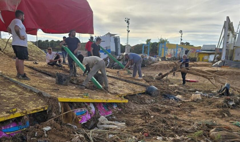 Feriantes de Lucena, atrapados en Paiporta, la zona cero de la DANA: «Decir que esto es una pesadilla es poco»