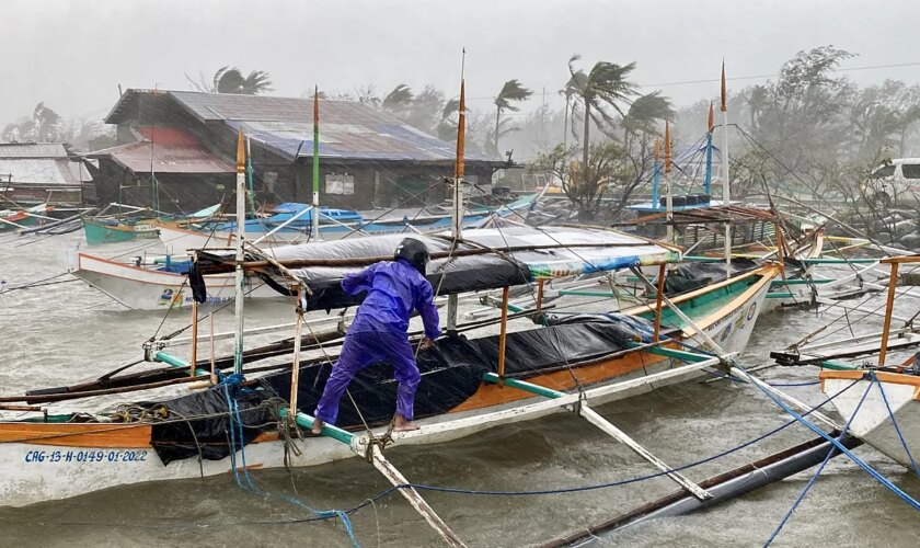 Filipinas eleva a supertifón la "potencialmente catastrófica" tormenta Man-yi y evacúa a más de 100.000 personas