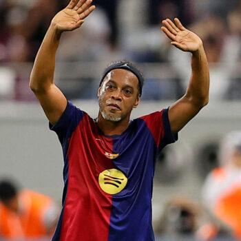 Football : l’exceptionnel coup-franc en lucarne de Ronaldinho lors d’un Barça-Real entre vieilles gloires