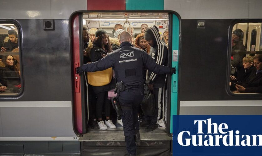 Four wounded by axe in fight on Paris suburban train